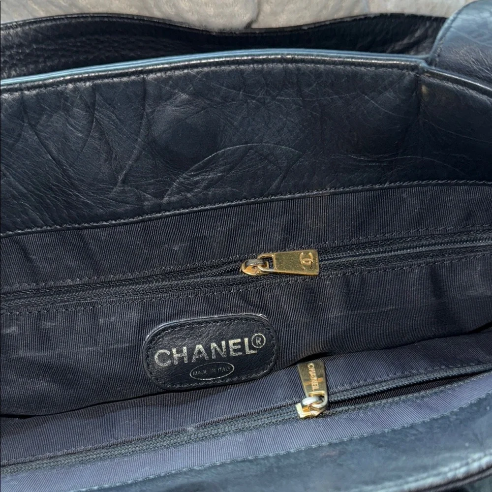 CHANEL Black Lambskin Leather Tote with Luxury Design - Picture 14 of 15